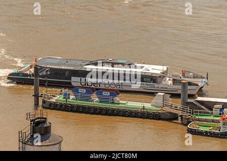 Ein Uber Boat dockt an Trinity Bouy Wharf, London E14. Stockfoto