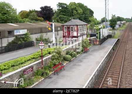 Die erhaltene Signalbox neben dem Bahnhof Settle auf der Linie Settle & Carlisle wurde gelegentlich für die Öffentlichkeit geöffnet. Stockfoto