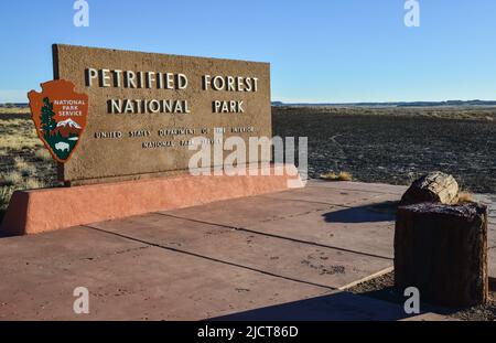 USA, PHENIX, ARIZONA - 17. NOVEMBER 2019: Informationsschild mit dem Namen des Parks Petrified Forest National Park, Arizona Stockfoto