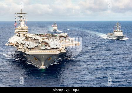 Philippinische See. 3.. Juni 2022. Der einzige vorwärts eingesetzte Flugzeugträger der US Navy USS Ronald Reagan (CVN 76), zusammen mit den Schiffen der Carrier Strike Group 5 und der Republic of Korea Navy, dampft während der Übung der Carrier Strike Group 2022 in Formation. Die Übung der Carrier Strike Group ist eine bilaterale Übung zwischen der US-Marine und der Marine der Republik Korea. Diese Übung ermöglicht es unseren Marines, ihre Operationen und ihr Engagement zu verfeinern, um die künftige Zusammenarbeit zu stärken und gleichzeitig das Bündnis zu unterstützen, das für die Sicherheitsinteressen beider Nationen und die Stabilität in Nordostasien weiterhin von entscheidender Bedeutung ist. (Bild: © U.S. Stockfoto