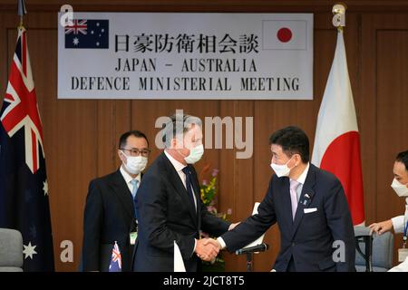 Tokio, JPN. 15.. Juni 2022. Der stellvertretende australische Premierminister und Verteidigungsminister Richard Marles, links, und der japanische Verteidigungsminister Nobuo Kishi schütteln sich die Hände nach einer gemeinsamen Pressekonferenz im Verteidigungsministerium am Mittwoch, dem 15. Juni 2022, in Tokio, Japan. (Bild: © POOL via ZUMA Press Wire) Stockfoto