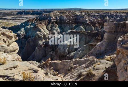 Die Painted Desert an einem sonnigen Tag. Diverse Sedimentgesteine und Ton, ausgewaschen mit Wasser. Petrified Forest National Park, USA, Arizona Stockfoto