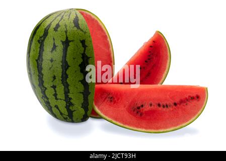 Wassermelone geschnitten mit zwei Scheiben isoliert auf weiß, Clipping-Pfad enthalten Stockfoto