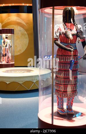 Das Jingle-Kleid der einheimischen Tänzerin wird im Blackfoot Crossing Historical Park ausgestellt. Siksika Nation Alberta Kanada Stockfoto