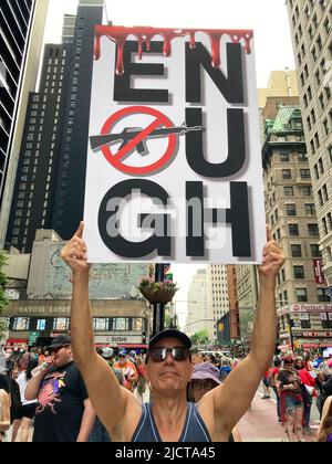 Tausende Demonstranten, die am Samstag, dem 11. Juni 2022, in New York für unser Leben demonstrierten, schließen sich den Zehntausenden an, die in Städten im ganzen Land protestieren und nach den jüngsten Massenerschießungen strengere Waffenkontrollgesetze fordern. Die New Yorker Kundgebung marschierte über die Brooklyn Bridge und endete in Lower Manhattan. (© Frances M. Roberts) Stockfoto