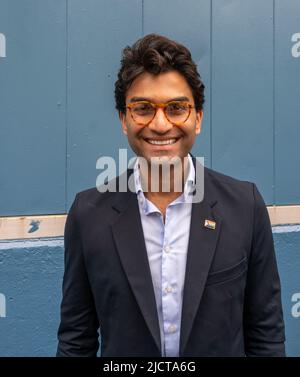 Suraj Patel, demokratischer Kandidat für den Kongressbezirk 12. in Chelsea in New York am Sonntag, den 12. Juni 2022. Patel ist der dritte Kandidat im neu gezogenen Distrikt, in dem Jerry Nadler und Carolyn Maloney im Primary gegeneinander antreten. (© Richard B. Levine) Stockfoto