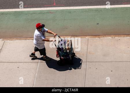 Kunden mit ihren Einkaufswagen, gefüllt mit Großzügigkeit von der Holy Apostles Food Pantry, tauschen am Dienstag, den 14. Juni 2022, Artikel in Chelsea in New York aus. (© Richard B. Levine) Stockfoto