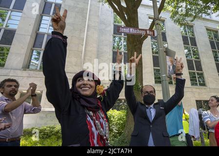 Tawakkol Karman, Nobelpreisträger, und Nihad Awad, Executive Director des Council on American-Islamic Relations (CAIR), zeigen bei der Enthüllungszeremonie ein Friedensschild für ein Straßenschild, das nach dem verstorbenen Washington Post-Journalisten Jamal Khashoggi, „Khashoggi Way“, vor der Botschaft Saudi-Arabiens in Washington, benannt wurde. DC am Mittwoch, 15. Juni 2022. Biden wird sich mit dem saudischen Kronprinzen Mohammed bin Salman auf einem Gipfeltreffen der Staats- und Regierungschefs des Nahen Ostens treffen, auf dem die Themen von den explodierenden Gaspreisen und der Inflation in den Vereinigten Staaten bis zur russischen Invasion in der Ukraine, Th, reichen werden Stockfoto