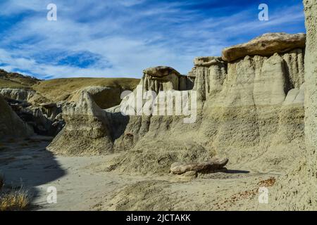 Seltsame Sandsteinformationen, die durch Erosion im Ah-Shi-SLE-Pah Wilderness Study Area im San Juan County in der Nähe der Stadt Farmington, New Mexico, entstehen. Stockfoto