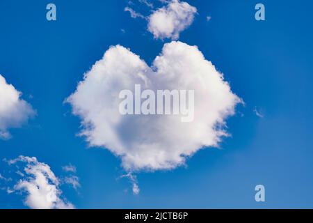 Weißes Herz aus der Wolke am Himmel im Sommer Stockfoto