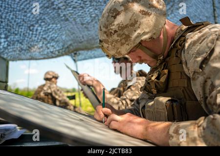 Fort Campbell, Kentucky, USA. 19.. Mai 2022. Lance Cpl. Sean Gillette, ein US-Marine- und Mortarman der US-amerikanischen Reserve Weapons Company, 3. Bataillon, 23. Marine Regiment, 4. Marine Division, stellt während einer Missionsübungsübung in Fort Campbell, Kentucky, am 19. Mai 2022 indirekte Feueranschläge vor. Weapons Company traf sich ab 3/23 mit anderen Einheiten in Fort Campbell zu einer Missionsprobenübung, um sich auf die bevorstehende integrierte Trainingsübung 4-22 im Sommer 2022 vorzubereiten. Die Mörserteams übten schnell, indirekte Brände zur Unterstützung von Infanterieelem anzuvisieren und zu liefern Stockfoto