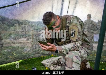 24. Mai 2022 - Vicenza, Italien - US-Soldaten, die in Italien stationiert sind, tragen beim 2022 U.S. Army Southern European Task Force, Africa (SETAF-AF) Best Squad/Best Warrior Competition auf Caserma Del DIN Tarnfarbe auf 25. Mai 2022. Der Wettbewerb umfasst vier körperlich und geistig anspruchsvolle Tage, an denen die Teilnehmer an einer Vielzahl taktischer und technischer Fähigkeiten getestet werden, während sie darum wetteifern, zum besten Krieger ernannt zu werden. Sechs Kader und 38 Einzelsoldaten aus neun Einheiten kämpfen um die Vertretung der Soldaten „südlich der Alpen“. (Bild: © U.S. Army/ZUMA Press Wire Service/ZUMAPRESS.com) Stockfoto