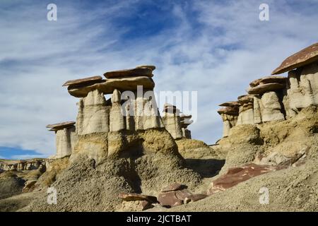 Seltsame Sandsteinformationen, die durch Erosion im Ah-Shi-SLE-Pah Wilderness Study Area im San Juan County in der Nähe der Stadt Farmington, New Mexico, entstehen. Stockfoto