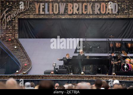 Elton John tritt an der ersten britischen Nacht seiner Farewell Yellow Brick Road Tour in der Carrow Road in Norwich auf. Bilddatum: Mittwoch, 15. Juni 2022. Stockfoto