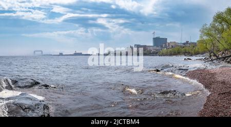 Die Stadt Duluth vom Ufer des Lake Superior aus gesehen Stockfoto