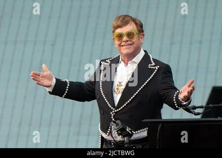 Elton John tritt an der ersten britischen Nacht seiner Farewell Yellow Brick Road Tour in der Carrow Road in Norwich auf. Bilddatum: Mittwoch, 15. Juni 2022. Stockfoto