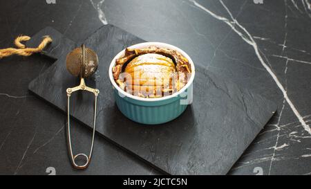 Hausgemachtes Apfelkuchen-Gebäck auf einem Steintisch. Bäckerei- und Dessertkonzept. Stockfoto