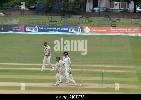 Will Jacks Bowling Surrey gegen Kent Cricket im Kent County Cricket Ground Beckenham Stockfoto