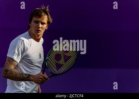 Alexander Bublik am dritten Tag der Cinch Championships im Queen's Club, London. Bilddatum: Mittwoch, 15. Juni 2022. Stockfoto