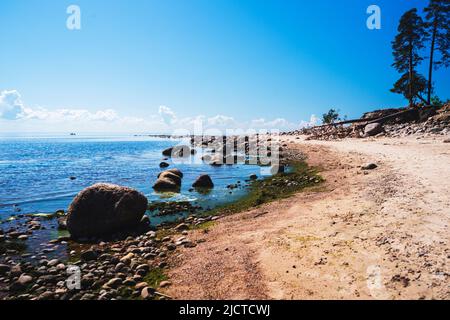 Seascape. Blauer Himmel. Steine im Meer. Hochwertige Fotos Stockfoto