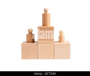 Siegerpodium aus Holzblöcken mit geklopften Zylindern auf weißem Hintergrund. Unternehmenshierarchie, Ranking-Konzept. Podest mit Wettkampfmeistern. Hochwertige Fotos Stockfoto