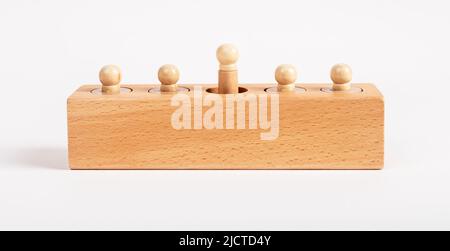 Block mit falsch platzierten Montessori-Zylinder mit Klopfzylinder. Bohrung mit einem Stück mit falscher Abmessung. Unordnung, Verwirrung Konzept. Holz kindisch Spiel. Hochwertige Fotos Stockfoto