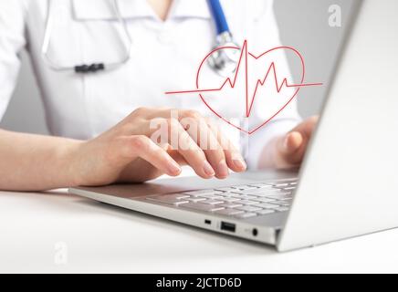 Arzt mit Laptop und Blick auf Elektrokardiogramm-Test, Überprüfung auf Anzeichen von Herzerkrankungen. Kardiologe sendet EKG-Ergebnisse und Empfehlungen per Internet an den Patienten. Hochwertige Fotos Stockfoto