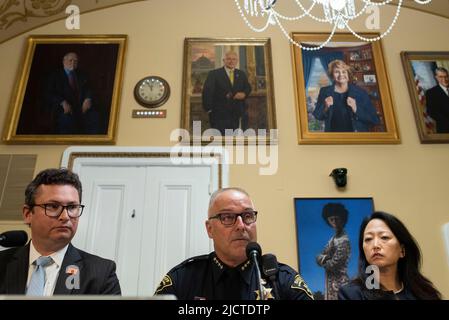 Zeugen Dr. Lois K. Lee MD, Arzt für pädiatrische Notfallmedizin, Boston Children's Hospital, rechts, Robert Wilcox, Direktor der Bundespolitik, Everytown für den Gun Safety Action Fund, links, Und Todd K. Baxter, Monroe County Sheriff, Rochester, New York, bezeugen vor dem Ausschuss für Regeln des Repräsentantenhauses, Unterausschuss für Gesetzgebung und Haushalt Processâ Anhörung über Werkzeuge zur Bekämpfung des Waffenhandels und zur Reduzierung von Waffengewalt in unseren Gemeinden, auf dem Capitol Hill in Washington, Mittwoch, den 15. Juni 2022. Kredit: Cliff Owen/CNP Stockfoto