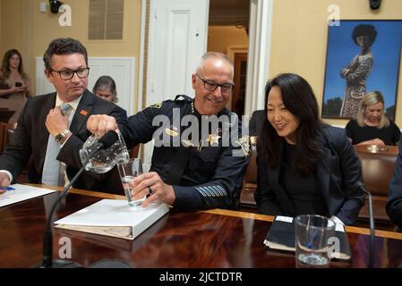 Zeugen Dr. Lois K. Lee MD, Arzt für pädiatrische Notfallmedizin, Boston Children's Hospital, rechts, Robert Wilcox, Direktor der Bundespolitik, Everytown für den Gun Safety Action Fund, links, Und Todd K. Baxter, Monroe County Sheriff, Rochester, New York, bereiten sich darauf vor, am Mittwoch, den 15. Juni 2022, vor dem US House Committee on Rules, Subcommittee on Legislative and Budget Processâ Hearing on Tools to Combat Gun Trafficking and Reduce Gun Violence in Our Communities, auf dem Capitol Hill in Washington, Aussagen zu treffen. Kredit: Cliff Owen/CNP Stockfoto