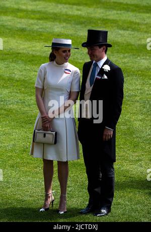 Ascot, Bergen, Großbritannien. 15.. Juni 2022. Die Royal Procession kommt auf der Rennstrecke bei Royal Ascot an. Zu den heute anwesenden Mitgliedern der königlichen Familie gehören Charles, der Prinz von Wales, Camilla, die Herzogin von Cornwall, Edward, der Earl Wessex, Sophie, die Gräfin von Wessex, Prinzessin Beatrice und ihr Ehemann Edoardo Mapelli Mozzi. Quelle: Maureen McLean/Alamy Live News Stockfoto