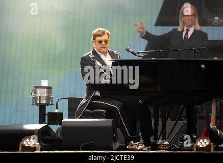 Elton John tritt an der ersten britischen Nacht seiner Farewell Yellow Brick Road Tour in der Carrow Road in Norwich auf. Bilddatum: Mittwoch, 15. Juni 2022. Stockfoto