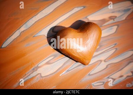 Herz aus Töpferton aus nächster Nähe. Liebeskonzept Stockfoto