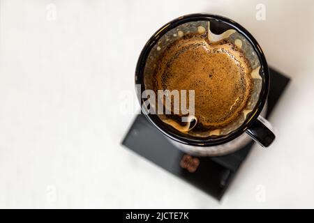 Kaffee, der nach dem Gießverfahren gebraut wird. Alternative Möglichkeiten zum Brühen von Kaffee. Café-Konzept. Stockfoto