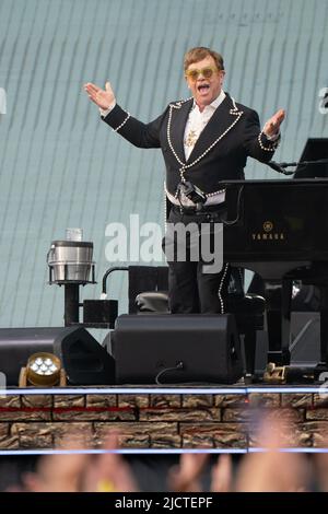 Elton John tritt an der ersten britischen Nacht seiner Farewell Yellow Brick Road Tour in der Carrow Road in Norwich auf. Bilddatum: Mittwoch, 15. Juni 2022. Stockfoto