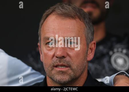 Bologna, Italien, 4.. Juni 2022. Hans-Dieter Flick Cheftrainer von Deutschland schaut vor dem Start in das Spiel der UEFA Nations League im Stadio Renato Dall'Ara in Bologna. Bildnachweis sollte lauten: Jonathan Moscrop / Sportimage Stockfoto