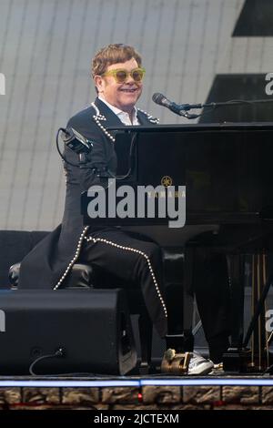 Elton John tritt an der ersten britischen Nacht seiner Farewell Yellow Brick Road Tour in der Carrow Road in Norwich auf. Bilddatum: Mittwoch, 15. Juni 2022. Stockfoto