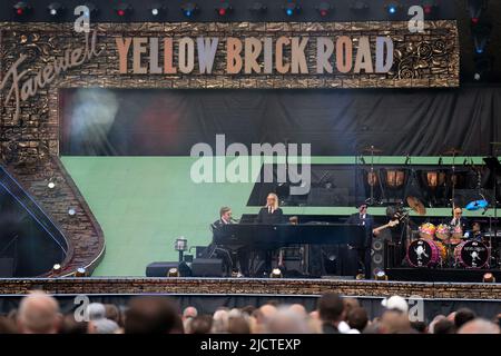 Elton John tritt an der ersten britischen Nacht seiner Farewell Yellow Brick Road Tour in der Carrow Road in Norwich auf. Bilddatum: Mittwoch, 15. Juni 2022. Stockfoto