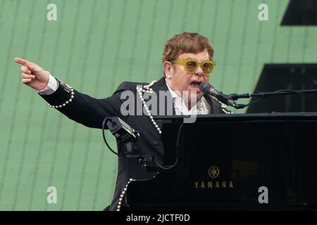 Elton John tritt an der ersten britischen Nacht seiner Farewell Yellow Brick Road Tour in der Carrow Road in Norwich auf. Bilddatum: Mittwoch, 15. Juni 2022. Stockfoto