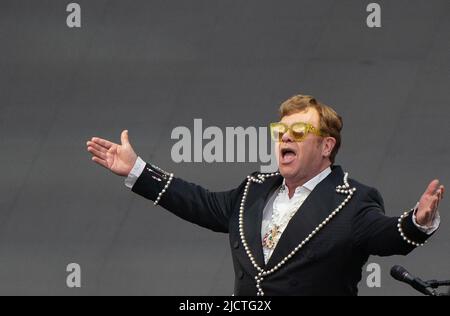 Elton John tritt an der ersten britischen Nacht seiner Farewell Yellow Brick Road Tour in der Carrow Road in Norwich auf. Bilddatum: Mittwoch, 15. Juni 2022. Stockfoto