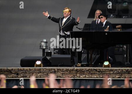 Elton John tritt an der ersten britischen Nacht seiner Farewell Yellow Brick Road Tour in der Carrow Road in Norwich auf. Bilddatum: Mittwoch, 15. Juni 2022. Stockfoto