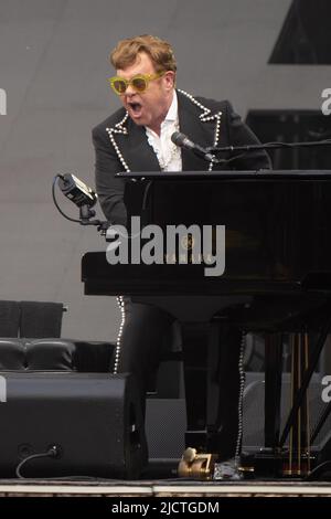 Elton John tritt an der ersten britischen Nacht seiner Farewell Yellow Brick Road Tour in der Carrow Road in Norwich auf. Bilddatum: Mittwoch, 15. Juni 2022. Stockfoto