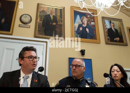 Zeugen Dr. Lois K. Lee MD, Arzt für pädiatrische Notfallmedizin, Boston Children's Hospital, rechts, Robert Wilcox, Direktor der Bundespolitik, Everytown für den Gun Safety Action Fund, links, Und Todd K. Baxter, Monroe County Sheriff, Rochester, New York, bezeugen vor der Anhörung des Ausschusses für Geschäftsordnung des Repräsentantenhauses, des Unterausschusses für Legislativ- und Budgetverfahren über Werkzeuge zur Bekämpfung des Waffenhandels und zur Reduzierung von Waffengewalt in unseren Gemeinden, am Mittwoch, den 15. Juni 2022, auf dem Capitol Hill in Washington. Kredit: Cliff Owen/CNP/Sipa USA Stockfoto