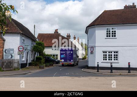 Rogate Village in West Sussex, England, Großbritannien, mit Ocado Food Delivery Van, der durch das Dorf fährt Stockfoto