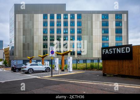 Fastned Ladestation - Fastned Ladestation für Elektroautos in Newcastle upon Tyne, Großbritannien. Fastned Großbritannien. Stockfoto