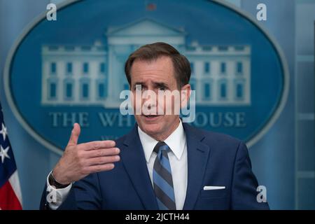 John Kirby, Koordinator des Nationalen Sicherheitsrats für strategische Kommunikation, nimmt an einer Pressekonferenz im Weißen Haus in Washington, DC, am 15. Juni 2022 Teil. Quelle: Chris Kleponis/CNP /MediaPunch Stockfoto