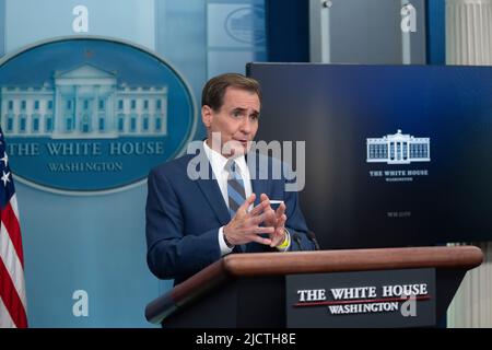 John Kirby, Koordinator des Nationalen Sicherheitsrats für strategische Kommunikation, nimmt an einer Pressekonferenz im Weißen Haus in Washington, DC, am 15. Juni 2022 Teil. Quelle: Chris Kleponis/CNP /MediaPunch Stockfoto