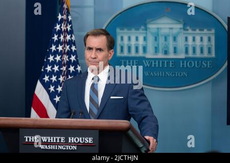 Washington, Vereinigte Staaten. 15.. Juni 2022. John Kirby, Koordinator des Nationalen Sicherheitsrats für strategische Kommunikation, nimmt an einer Pressekonferenz im Weißen Haus in Washington, DC, am 15. Juni 2022 Teil. Quelle: Chris Kleponis/CNP/dpa/Alamy Live News Stockfoto