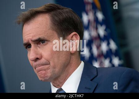 Washington, Vereinigte Staaten. 15.. Juni 2022. John Kirby, Koordinator des Nationalen Sicherheitsrats für strategische Kommunikation, nimmt an einer Pressekonferenz im Weißen Haus in Washington, DC, am 15. Juni 2022 Teil. Quelle: Chris Kleponis/CNP/dpa/Alamy Live News Stockfoto