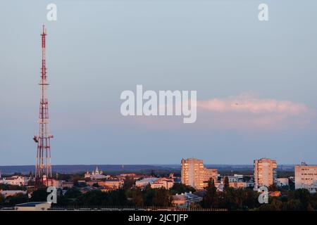 Wunderschöner Sonnenuntergang über der Stadt. Dämmerung über dem Stadtgebiet. Luftaufnahme. Typisch modernes Wohngebiet. Tschernihiw. Ukraine. Horizontales Foto. Stockfoto