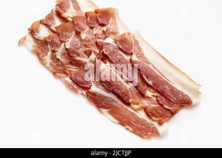 Parmaschinken auf Weiß isoliert. Stockfoto